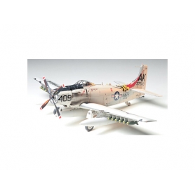 Tamiya 61058 Douglas A-1H Skyraider U.S. Navy In Kit di Montaggio